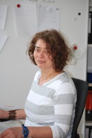 Simone Lang, Medil